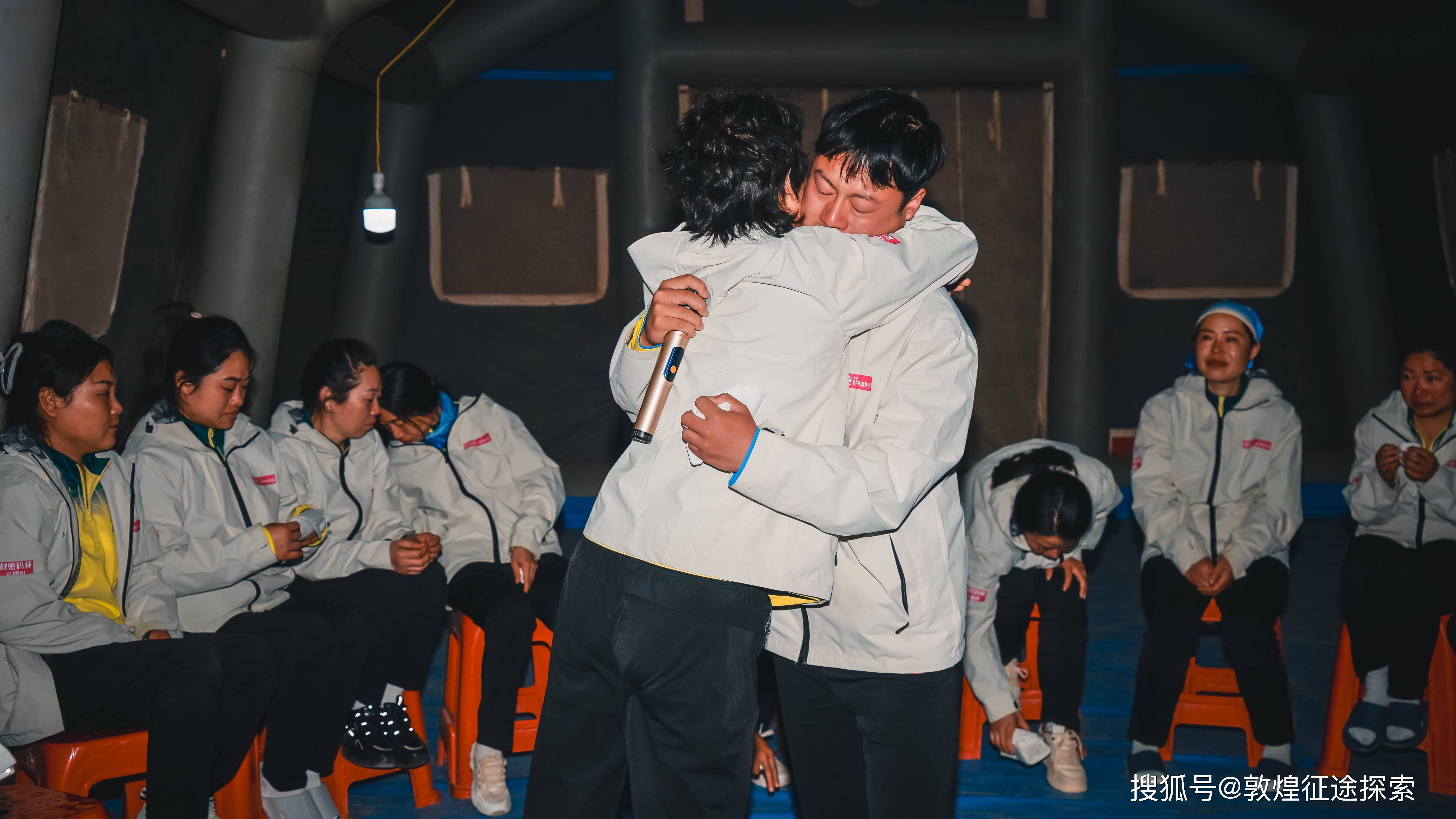 包含举重热身赛上演强强对话，漠南犀牛队强势反弹天山飞鹰队，团队配合流畅；客场静默反击的词条