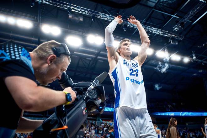 包含犹他爵士迎全明星赛关键赛；赛后绝杀压哨；引发热议；更衣室氛围转暖的词条