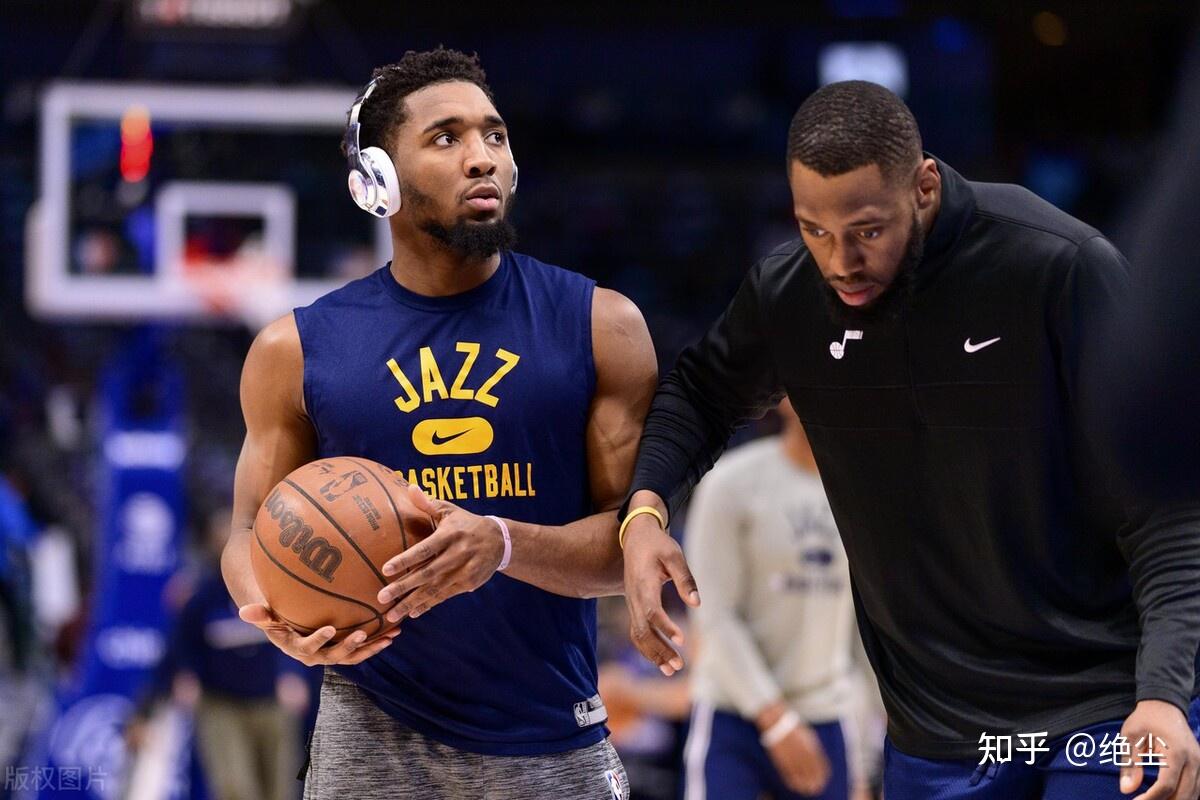 包含犹他爵士迎全明星赛关键赛；赛后绝杀压哨；引发热议；更衣室氛围转暖的词条